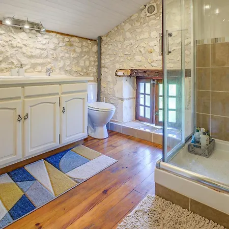 4 Bedroom Lovely In Holiday home Douzillac