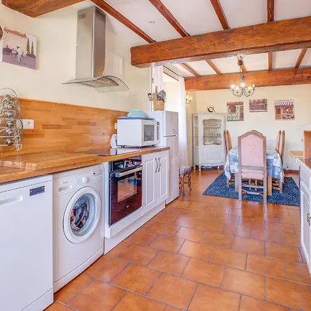 4 Bedroom Lovely In Holiday home *