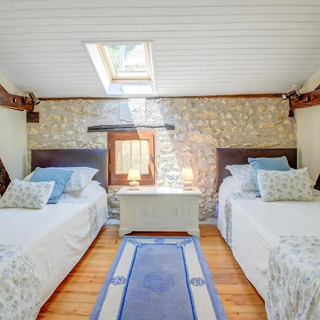 4 Bedroom Lovely In Holiday home Douzillac